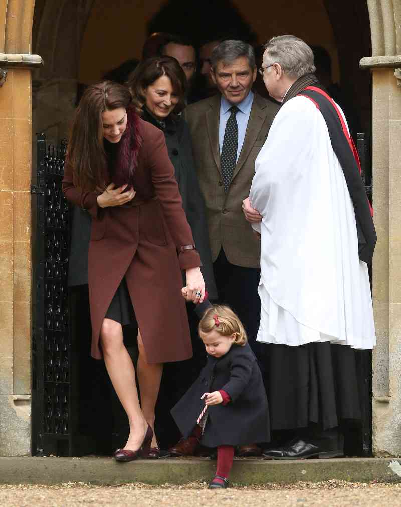 Kate saliendo de la iglesia con la princesa Charlotte y sus padres en Navidad en 2016