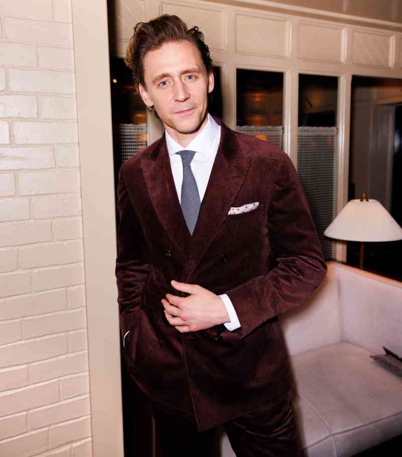 Tom Hiddleston lleva blazer, £2,720, y pantalones, £900, ambos de Brunello Cucinelli